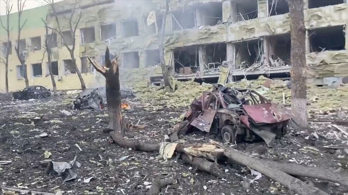 Zničená budova ve městě Mariupol
