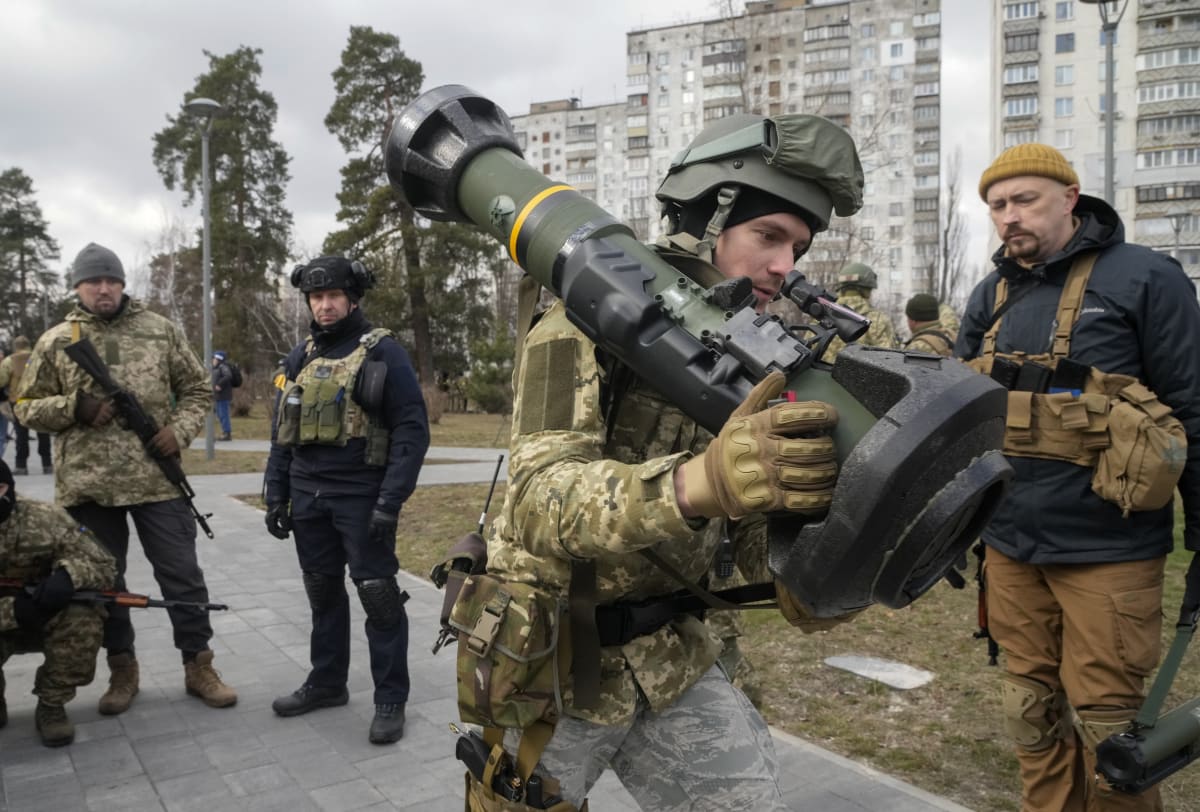 Protitanková jednorázová zbraň NLAW, používaná vojákem v Mariupolu. Snímek z 9. března 2022.