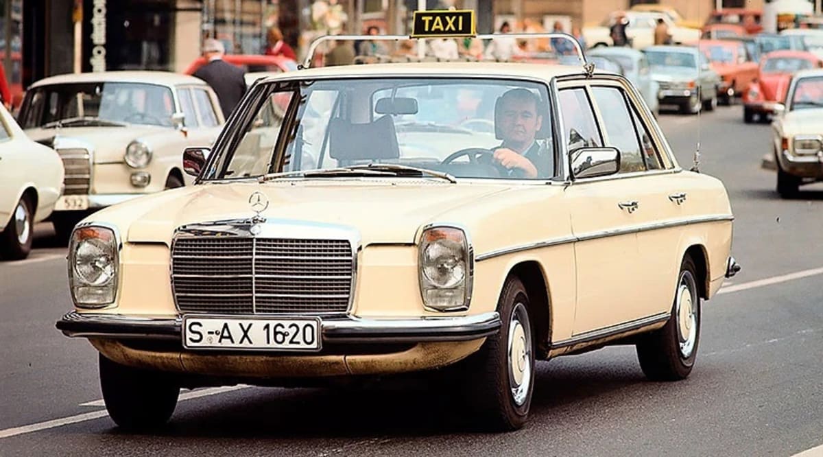 Prvním Mercedesem s typickým zbarvením pro taxislužbu byla legendární řada W114/115 z konce 60. let.