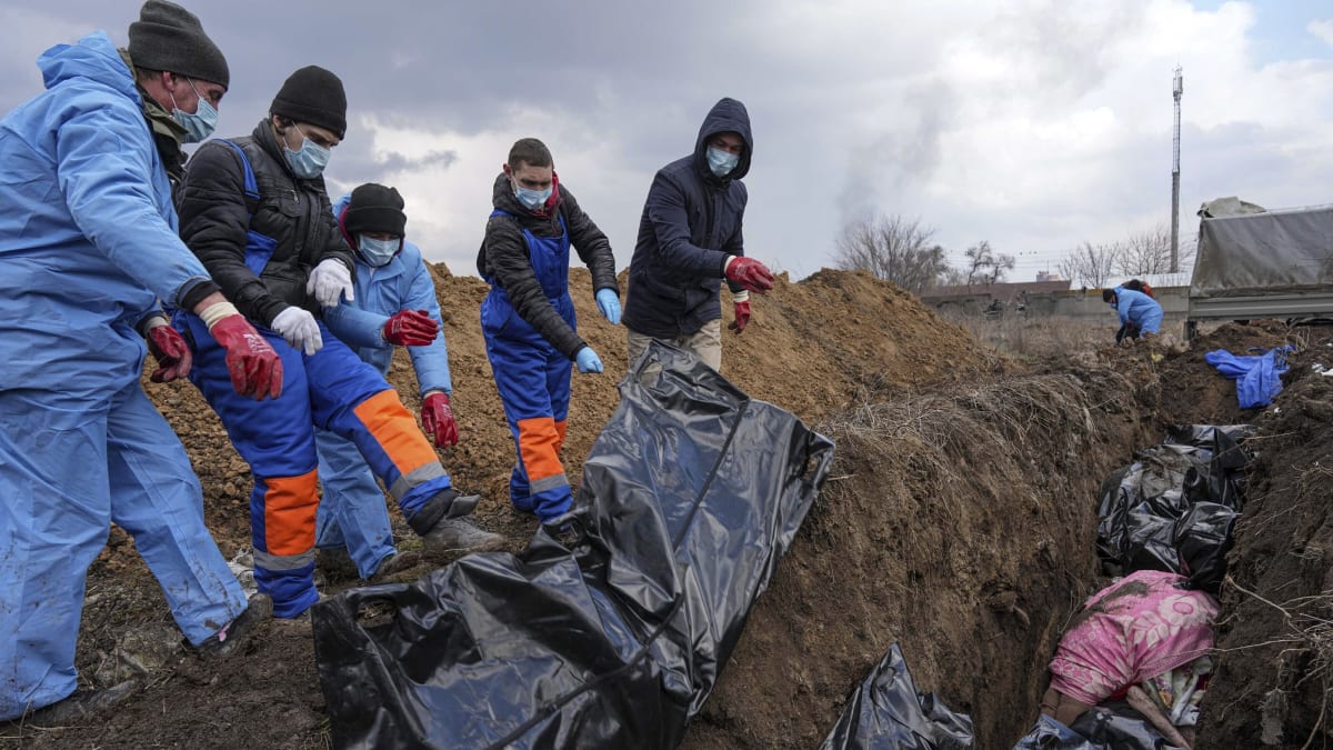 U Mariupolu se pohřbívají oběti do masových hrobů. Snímek z 9. března 2022.