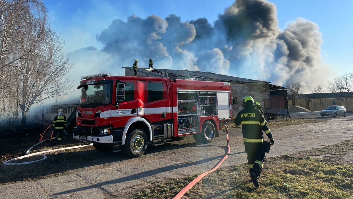 Hasiči na okraji Nosislavi na Brněnsku zasahují u požáru v průmyslovém areálu. 