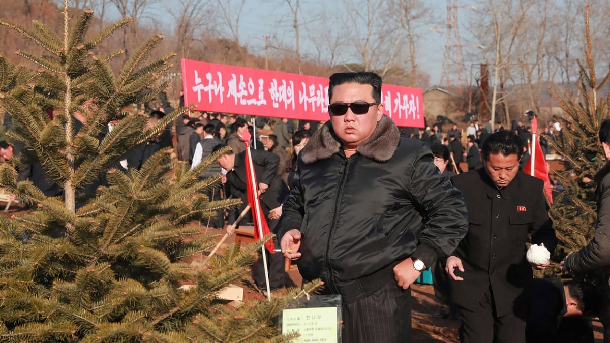 Kim Čong-un se zúčastnil akce sázení stromků (3. 3. 2022).