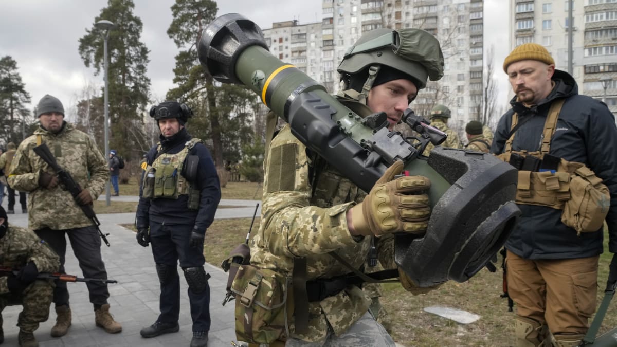 Protitanková jednorázová zbraň NLAW, používaná vojákem v Mariupolu. Snímek z 9. března 2022.