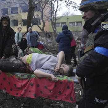 Raketový útok na ukrajinský Mariupol zanechal po sobě spoušť i mrtvé. Artilerie nešetřila ani porodnici. Snímek z 9. března 2022.