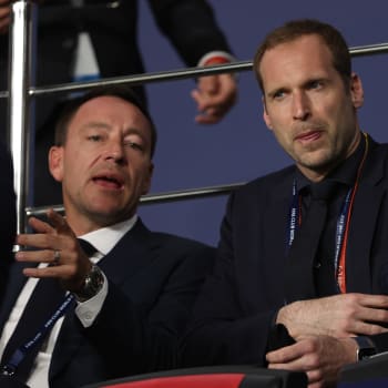 Dvě legendy Chelsea – Petr Čech (vpravo) a John Terry – nemohou být nadšené z toho, co se nyní s klubem děje.