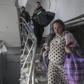 Letecký útok na ukrajinský Mariupol zanechal po sobě spoušť i mrtvé. Rusové nešetřili ani porodnici a dětskou nemocnici. Snímek z 9. března 2022.