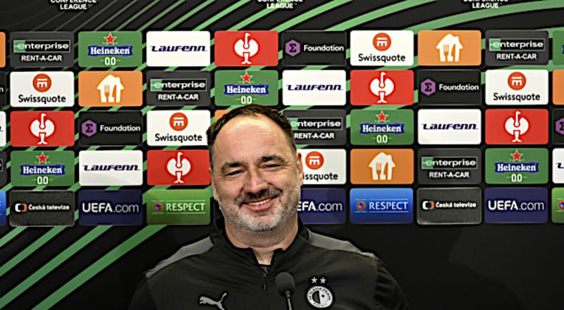 Trenér Slavie Praha Jindřich Trpišovský se směje na tiskové konferenci před osmifinálovým utkáním Evropské konferenční ligy proti rakouskému týmu LASK Linec.