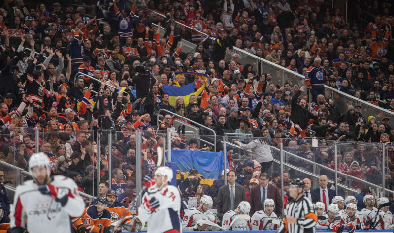 Mnoho fanoušků Edmontonu vytáhlo pro zápas s Ovečkinovým Washingtonem ukrajinské vlajky.