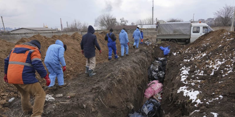 Pohřbívání těl v Mariupolu