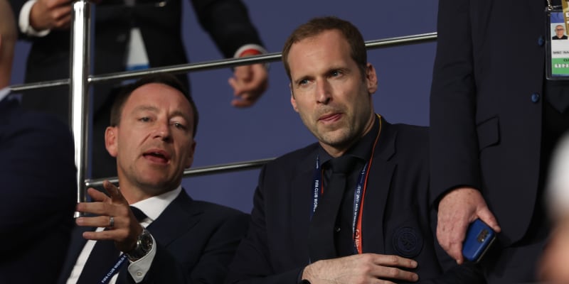 Dvě legendy Chelsea – Petr Čech (vpravo) a John Terry – nemohou být nadšené z toho, co se nyní s klubem děje.
