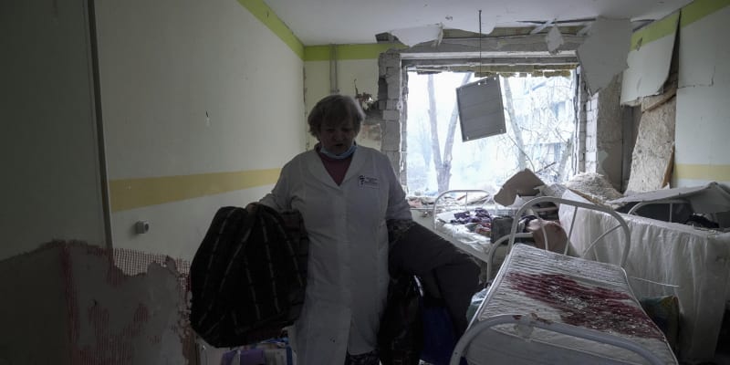 Po útoku na nemocniční zařízení přišli o život tři lidé, včetně jednoho dítěte. Snímek z 9. března 2022.