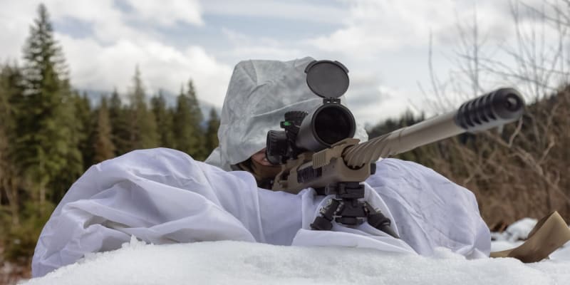 Sniper v přírodě Britské Kolumbie v Kanadě
