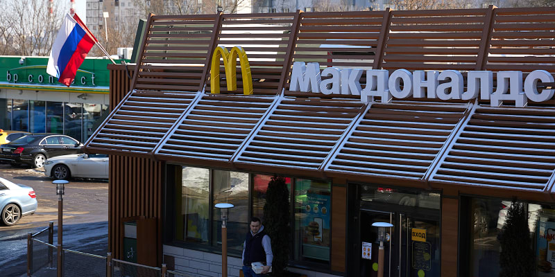 Muž postává před restaurací McDonald’s v Moskvě. Americký řetězec uzavřel svých 850 poboček v Rusku. 