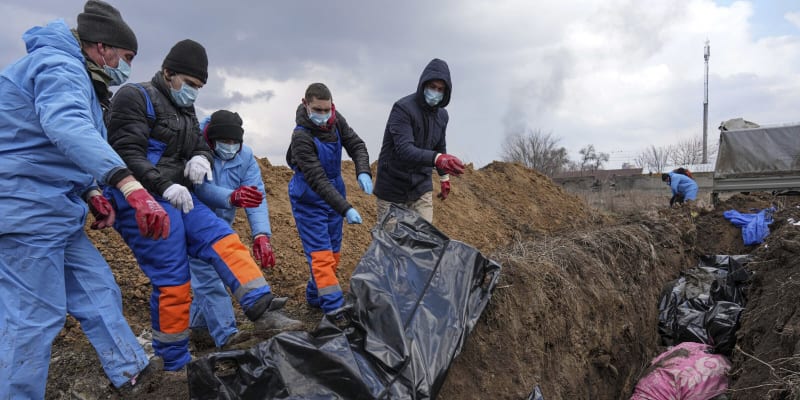 U Mariupolu začalo pohřbívání obětí do masových hrobů. Snímek z 9. března 2022.