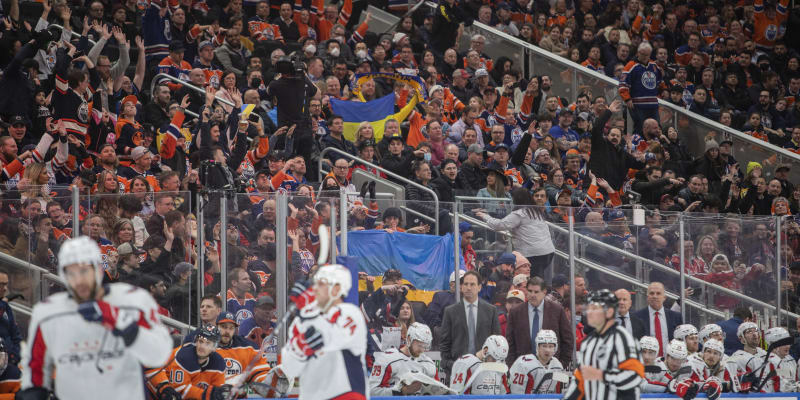 Mnoho fanoušků Edmontonu vytáhlo pro zápas s Ovečkinovým Washingtonem ukrajinské vlajky.