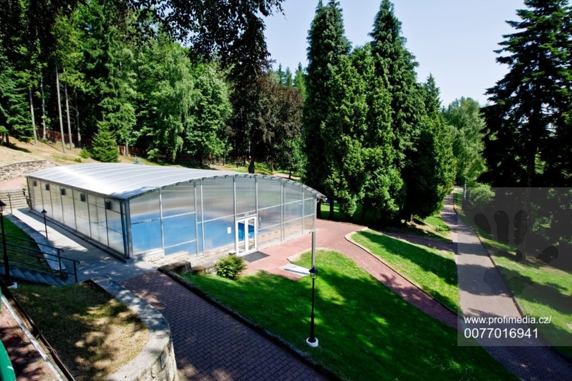 Další sněmovní rekreační areál se nachází v Lipnici nad Sázavou. Nechybí krytý bazén ani tenisový kurt.