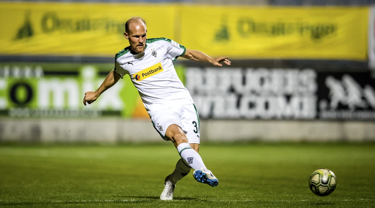 Bývalý německý fotbalista Borussie Mönchengladbach Tobias Levels odkopává míč v přátelském utkání proti rakouskému klubu Wiener SC v říjnu 2018 ve Vídni.