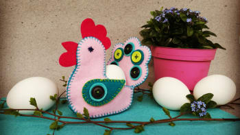 Velikonoční nápad: Barevnou slepičku ušijte z plsti a vložte do ní velikonoční vajíčko