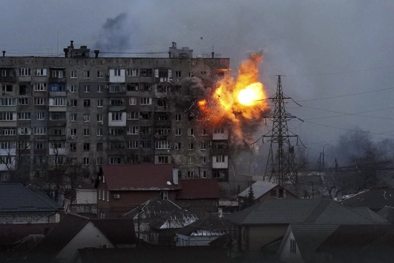 Ruský tank v Mariupolu zaútočil na obytný dům.