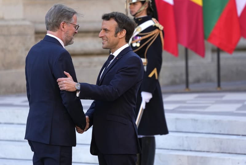 Emmanuel Macron vítá na summitu EU Petra Fialu.