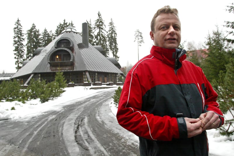 Bývalý poslanec za ČSSD Pavel Ploc navštívil poslaneckou rekreační chatou v Harrachově. V roce 2007 zde stála zákonodárce jedna noc sotva 100 korun.