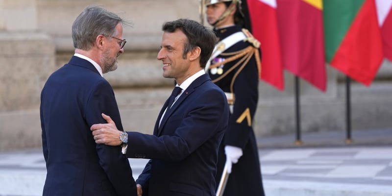 Emmanuel Macron vítá na summitu EU Petra Fialu.