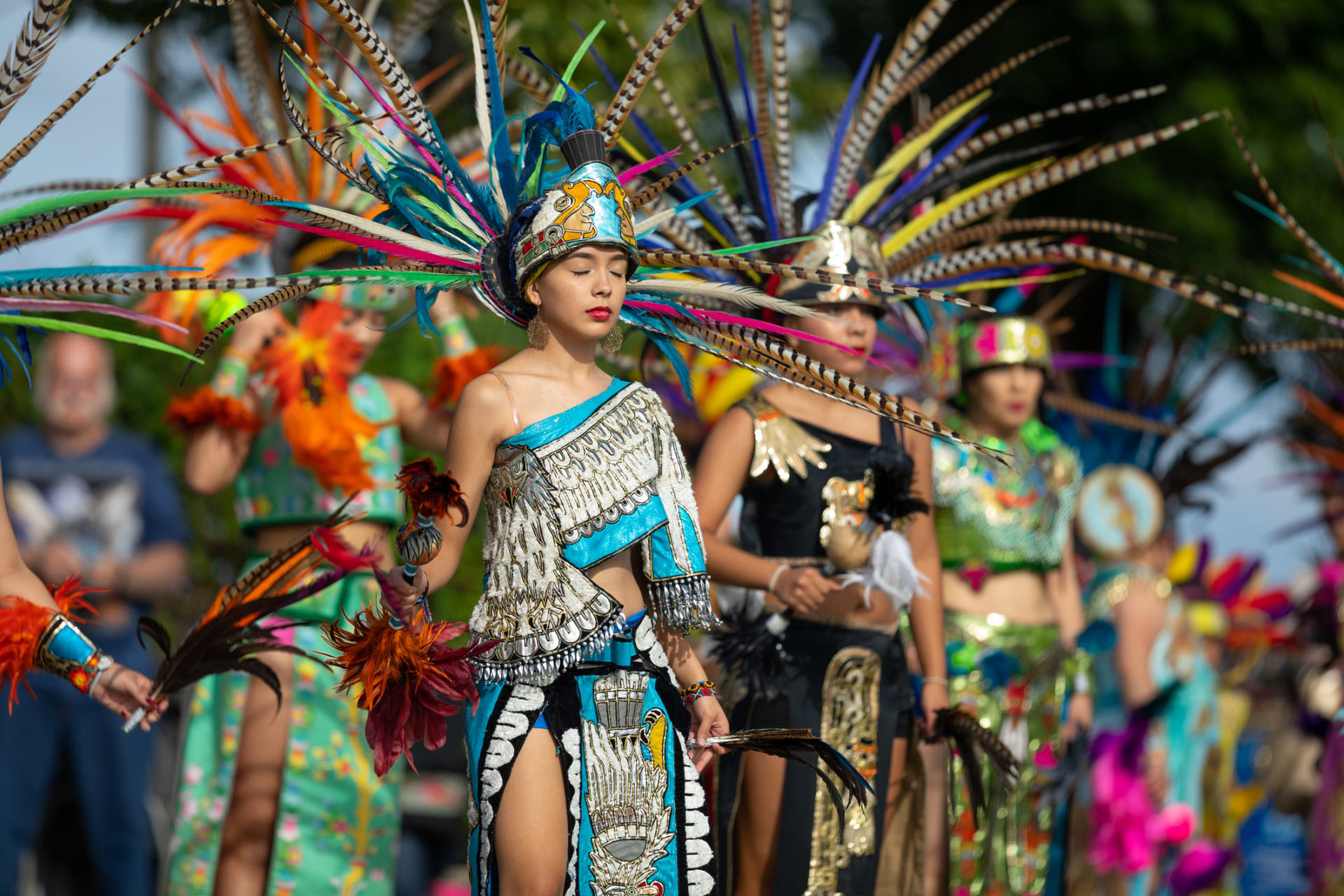 Tanečníci v kostýmech během oslav aztéckého nového roku