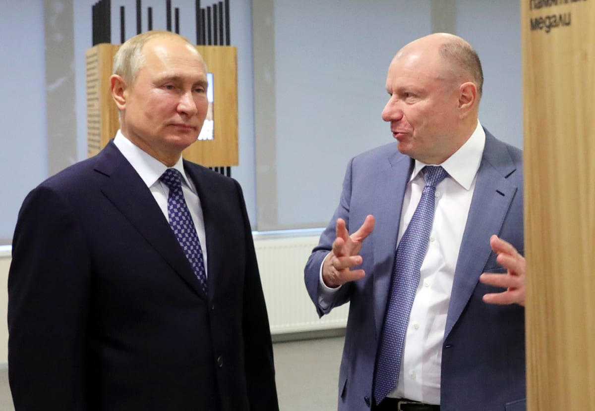 Ruský prezident Vladimir Putin (vlevo) a ruský oligarcha Vladimir Potanin (vpravo)