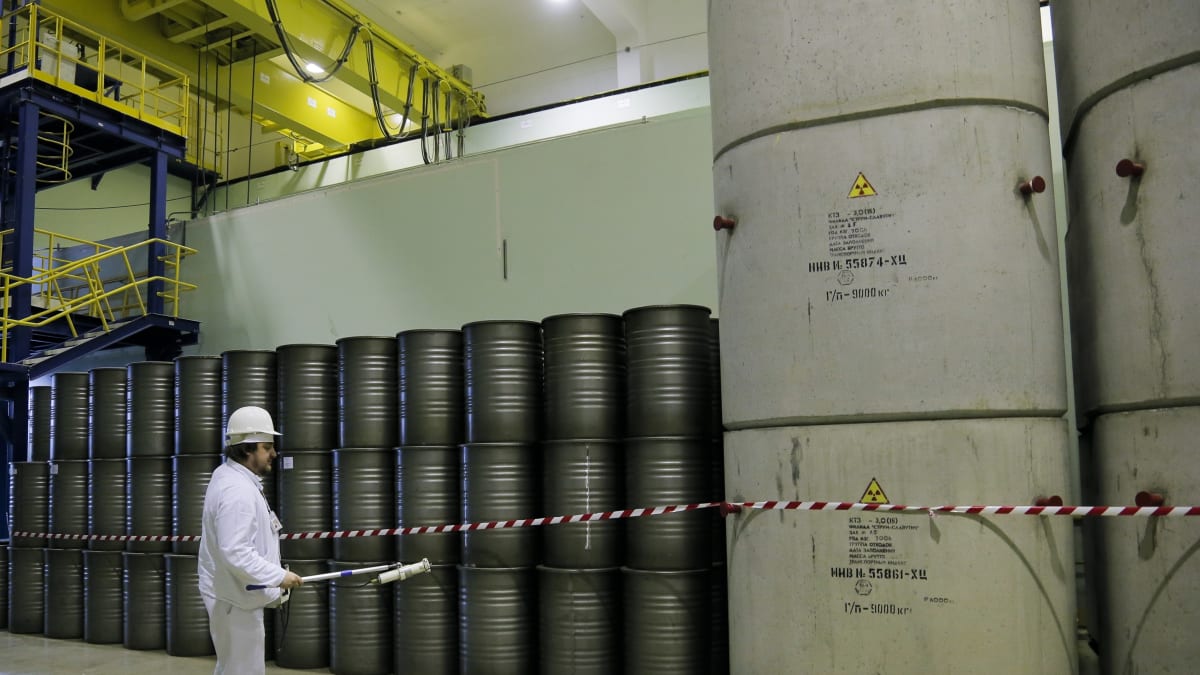 Pracovník černobylské elektrárny kontroluje úroveň radiace v barelech s radioaktivním odpadem.