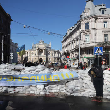 Lidé v Oděse staví barikády. (12. březen)