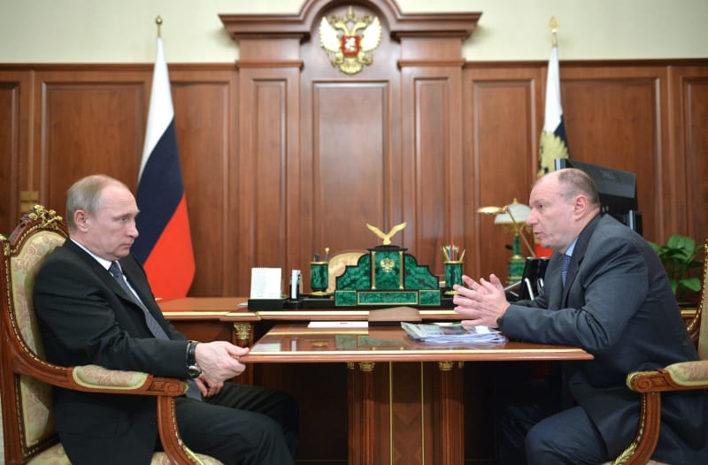Ruský prezident Vladimir Putin (nalevo) a ruský oligarcha Vladimir Potanin (napravo)