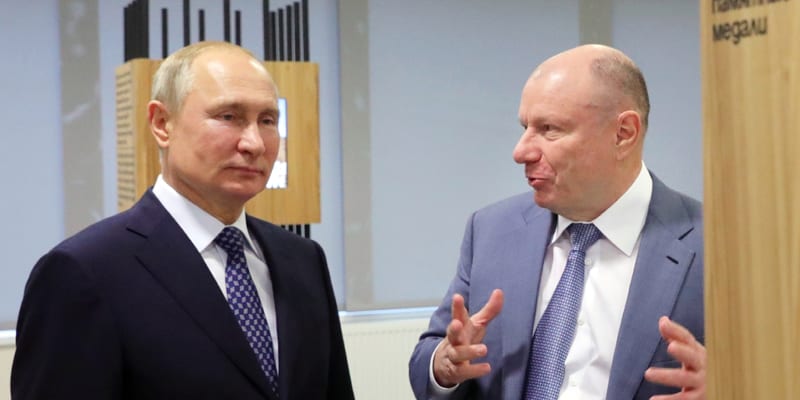 Ruský prezident Vladimir Putin (nalevo) a ruský oligarcha Vladimir Potanin (napravo)