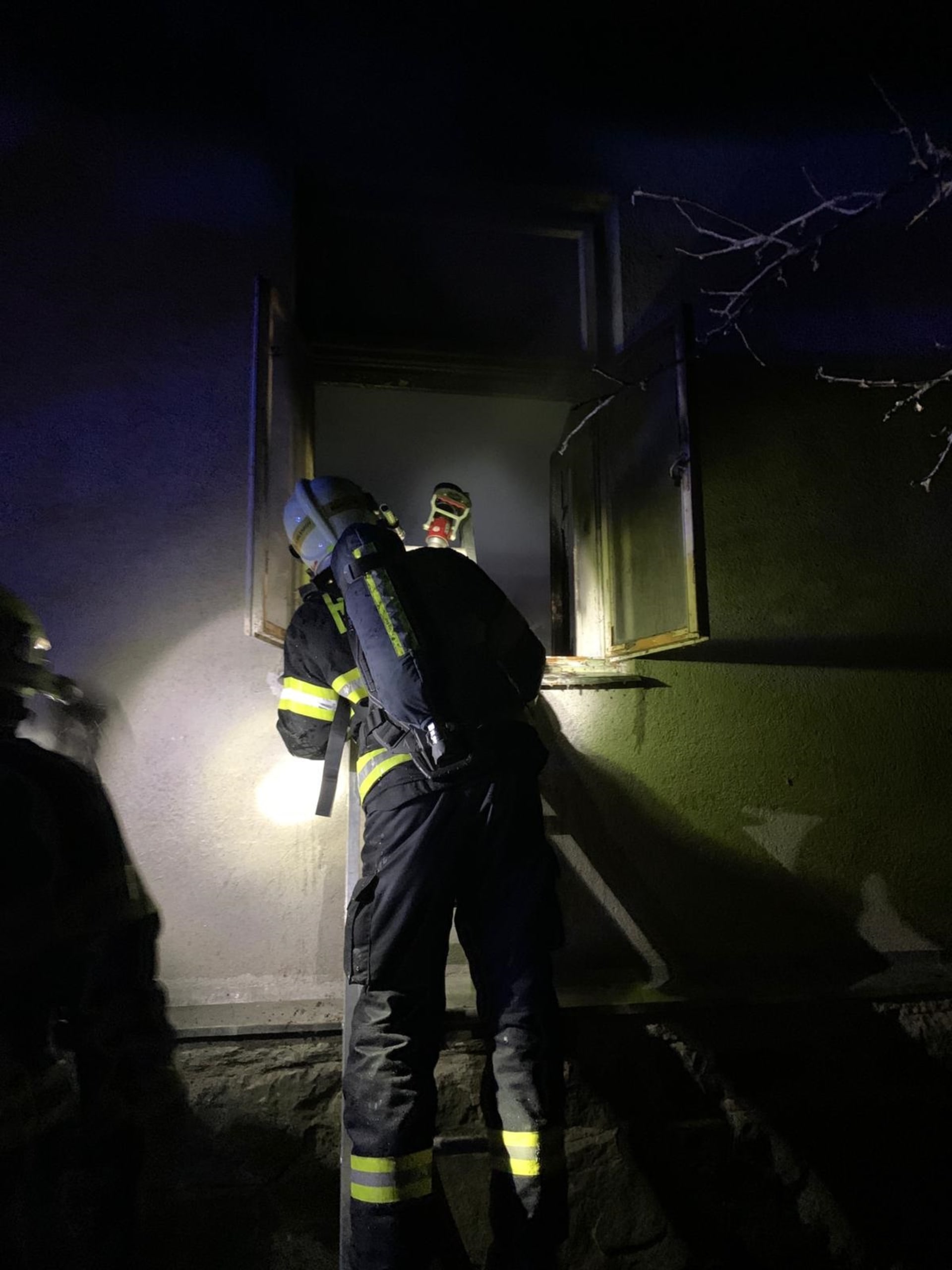 Muž v Karolínce na Vsetínsku si v kamnech zatopil benzínem