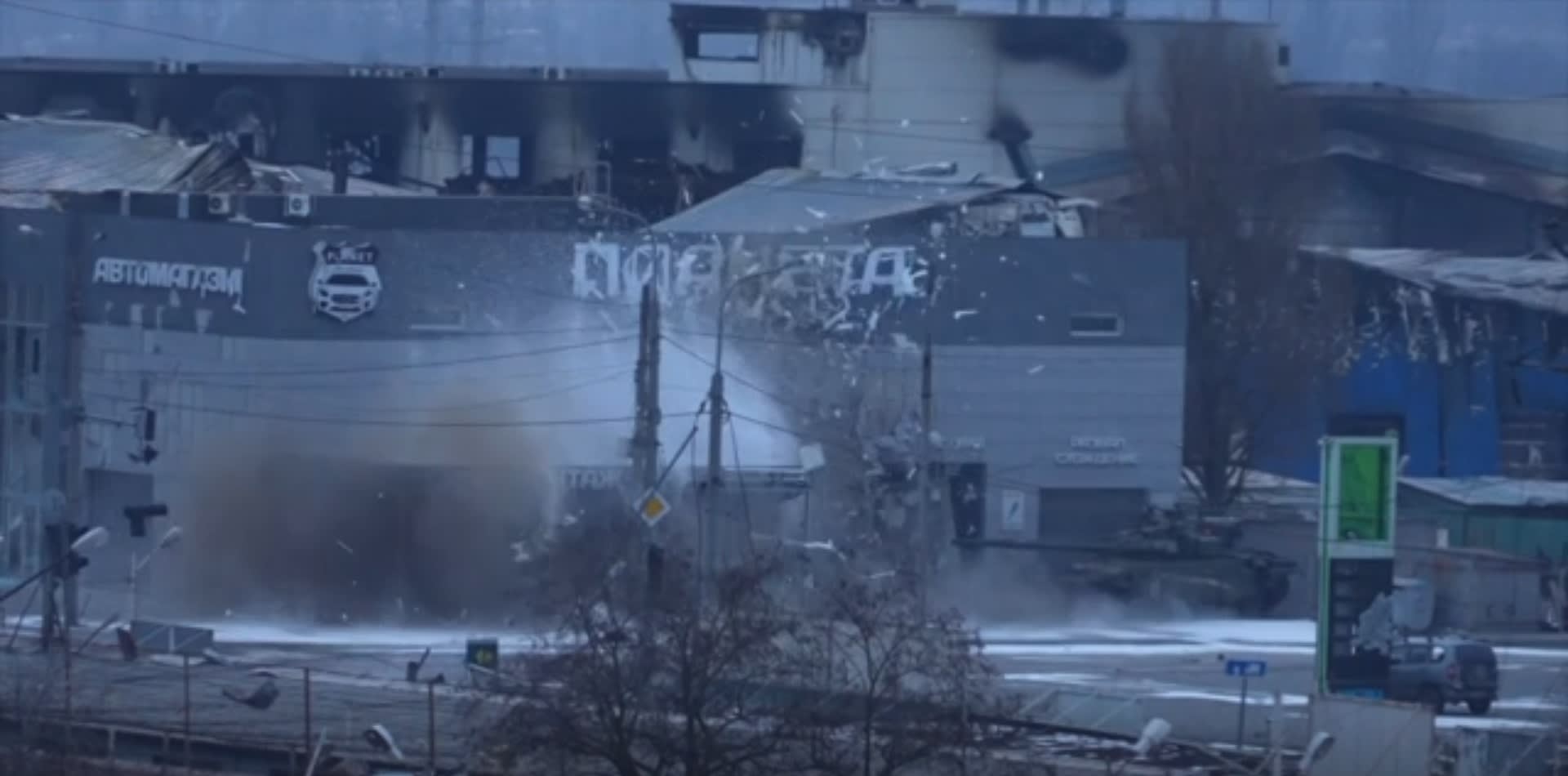 Tank v Mariupolu střílel na firemní budovu.
