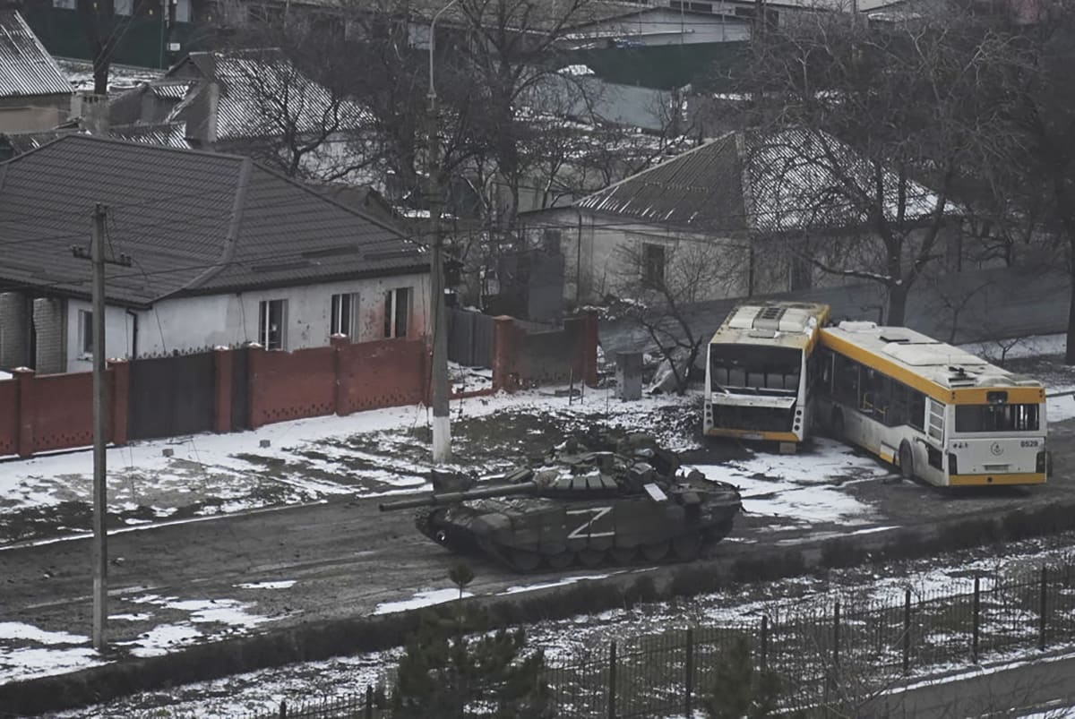Tank v Mariupolu střílel na obytnou budovu. (11. března)