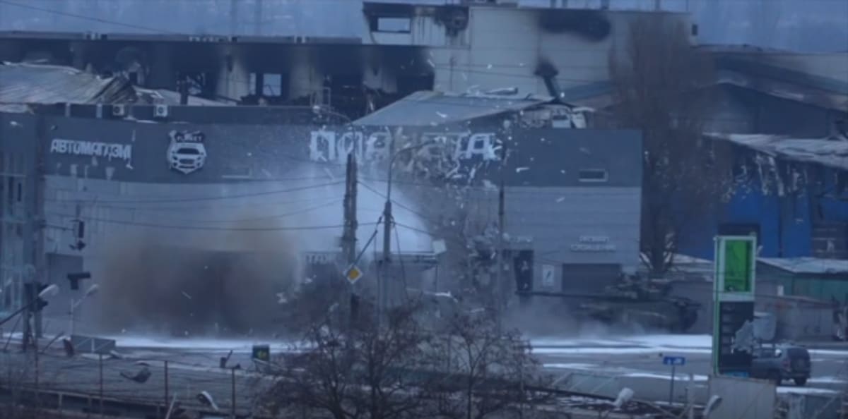 Tank v Mariupolu střílel na firemní budovu. (12. března)