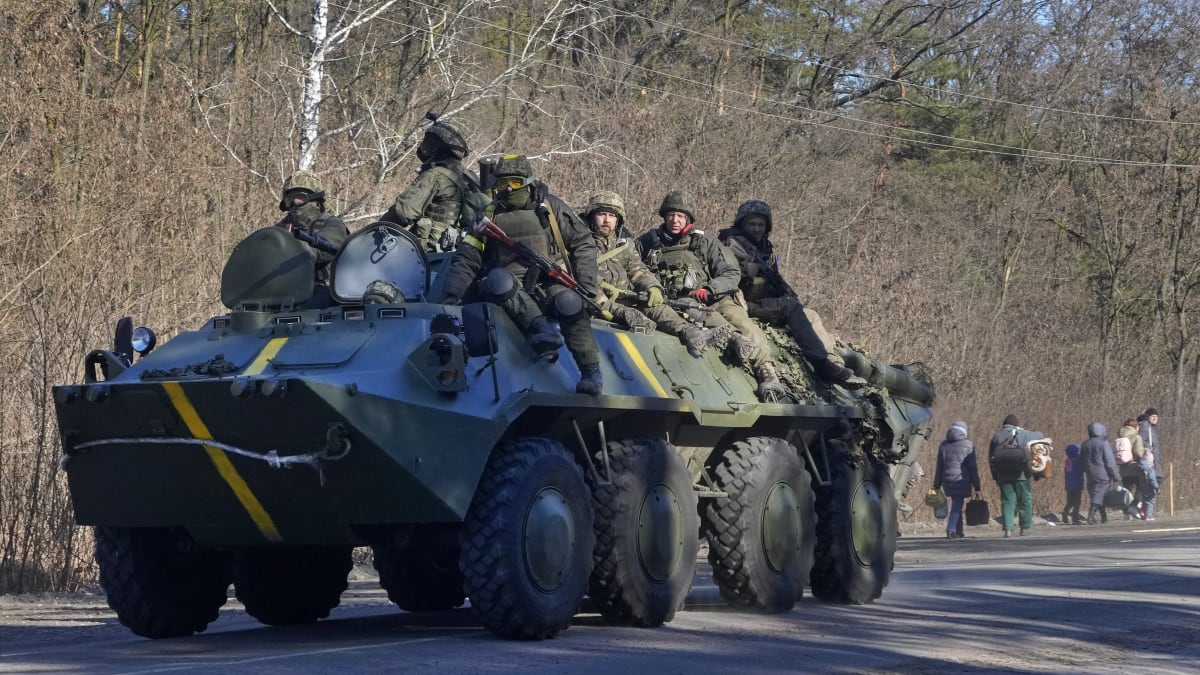 Ukrajinští vojáci na obrněném transportéru, 10. března