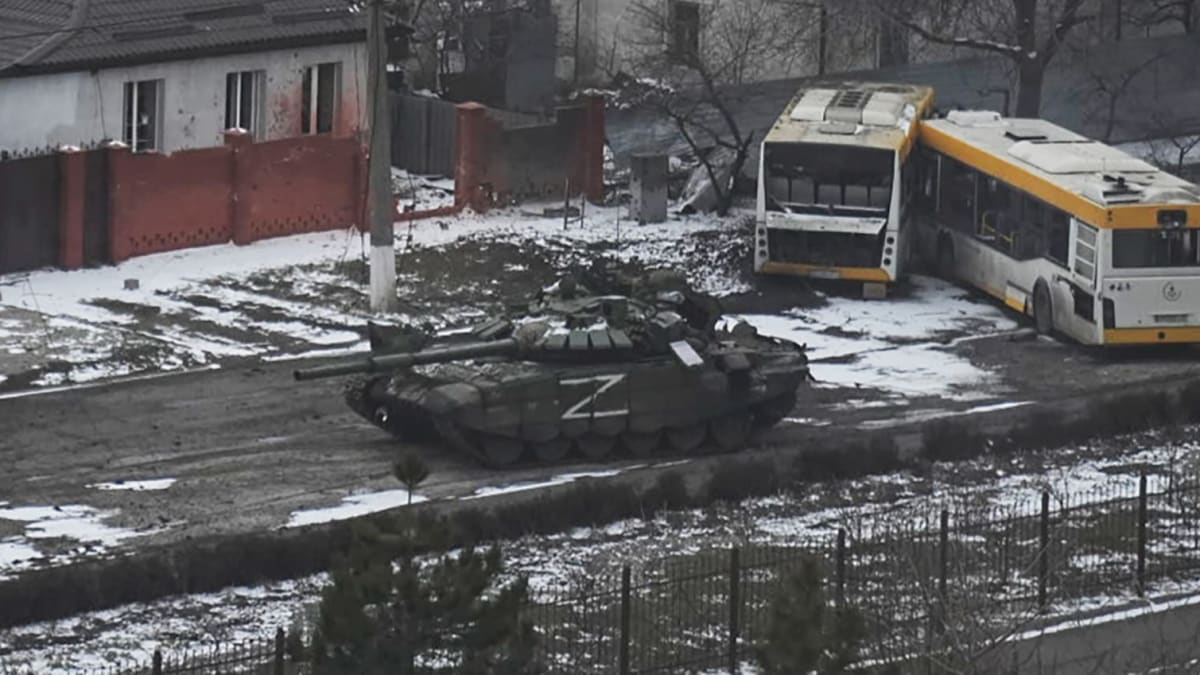 Tank v Mariupolu střílel na obytnou budovu. 