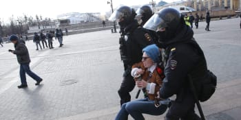 Světový mír, křičela žena před Kremlem. Se stovkami dalších demonstrantů skončila v cele