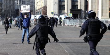 Střelba a plynové granáty v okupovaném Chersonu. Rusové zranili nejméně dva demonstranty