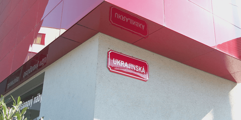 V Praze někdo mění názvy ulic, v Plzni zase značky