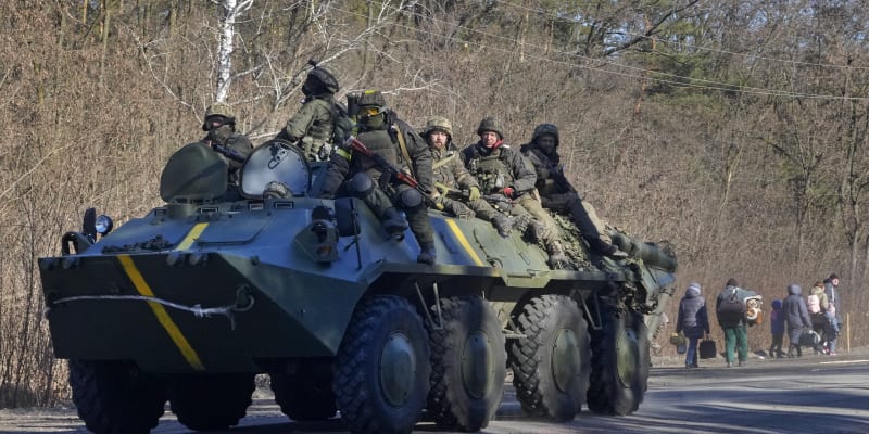 Ukrajinští vojáci na obrněném transportéru