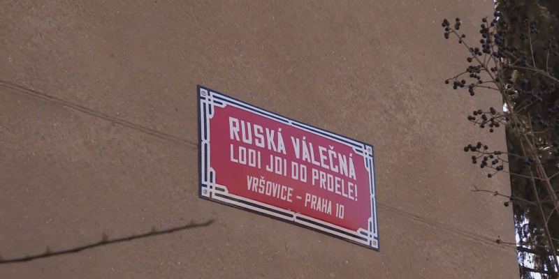 V Praze někdo mění názvy ulic, v Plzni zase značky