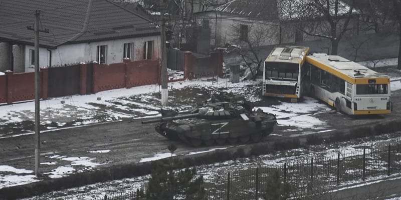 Tank v Mariupolu střílel na obytnou budovu. (11. března)