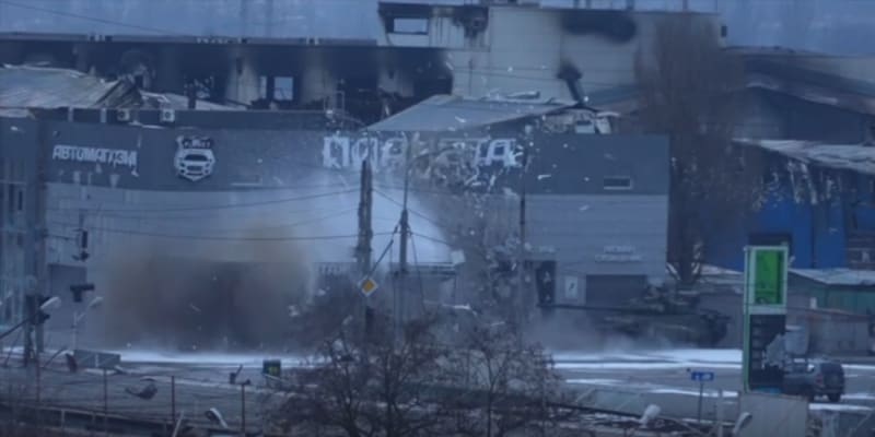Tank v Mariupolu střílel na firemní budovu. 