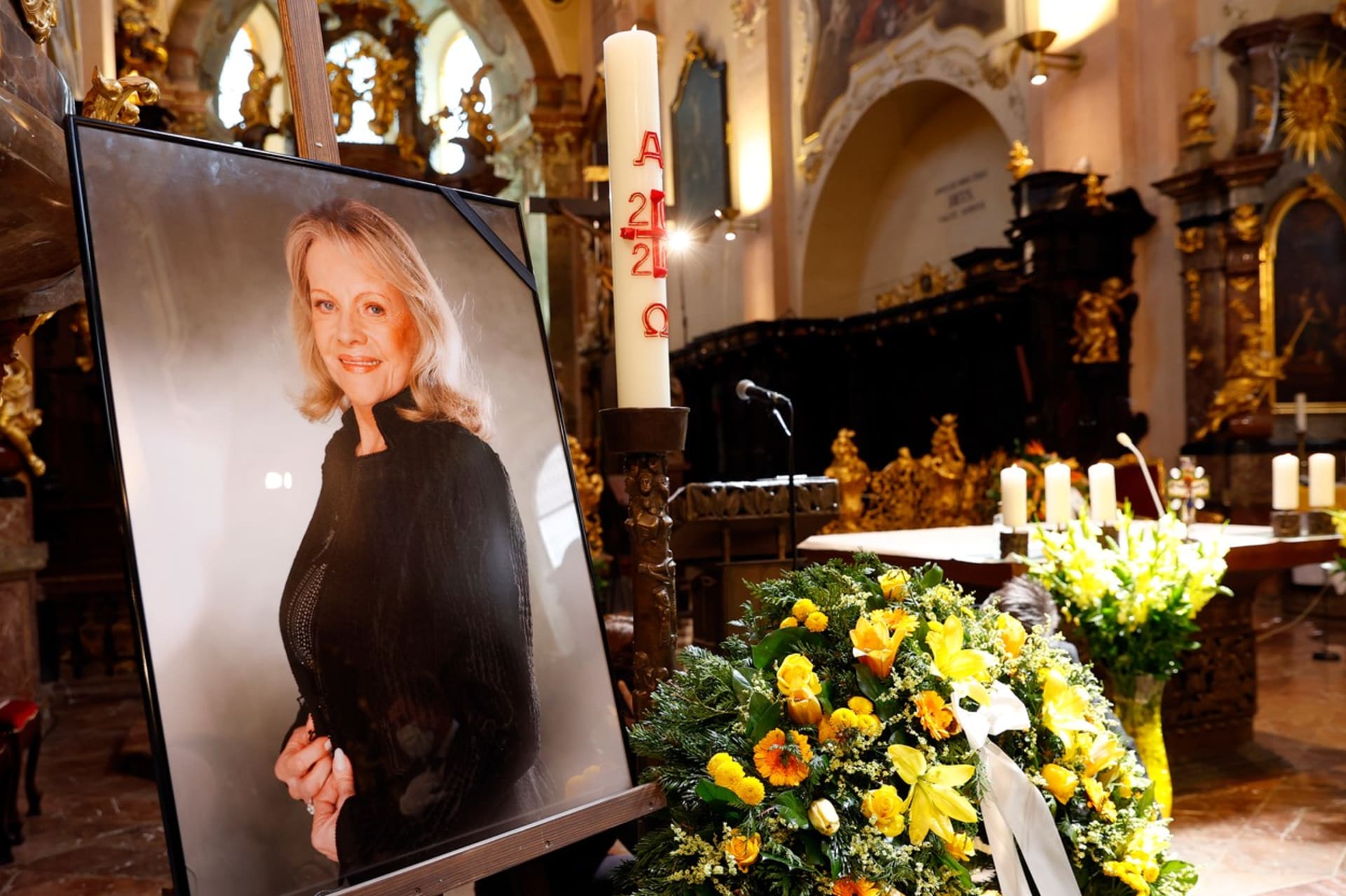 Pohřeb Evy Pilarové v roce 2020