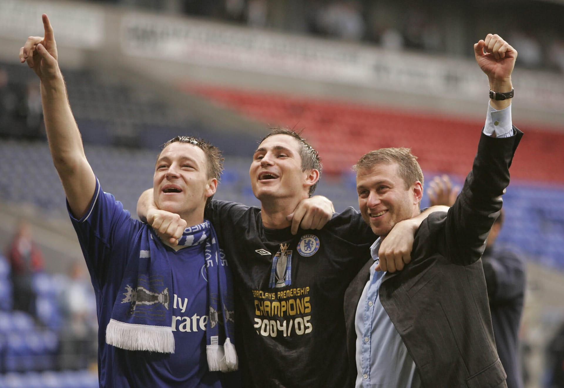 Roman Abramovič slaví ligový titul s Frankem Lampardem (uprostřed) a Johnem Terrym (vlevo).