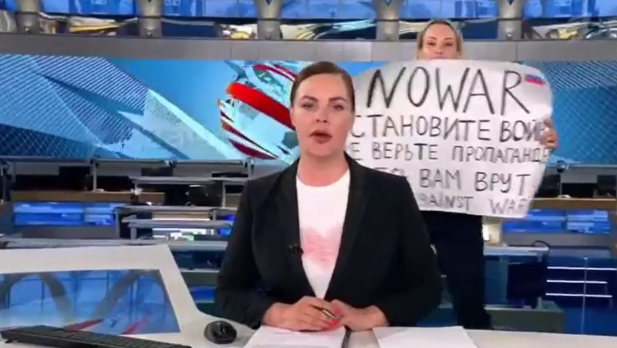 Živé vysílání ruské státní televize narušila v pondělí žena s transparentem, na němž stálo zastavte válku. Jak se později ukázalo, jednalo se o zaměstnankyni TV Marinu Ovsyannikovou.