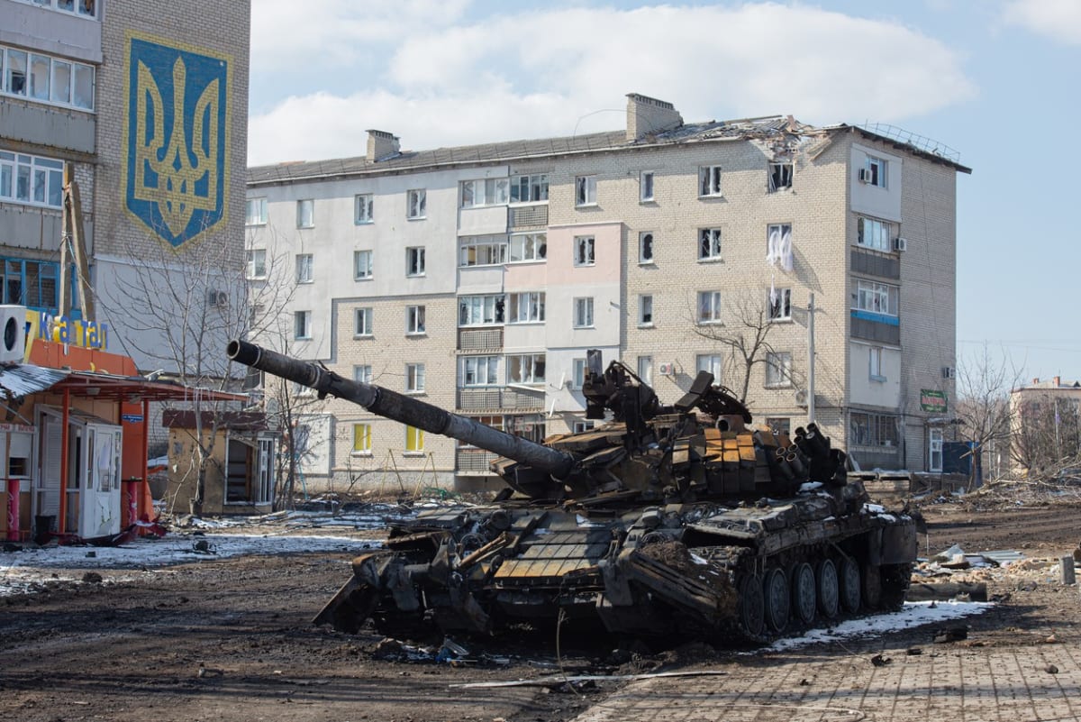 Zničený ruský tank ve městě Volnovacha (12.3.)