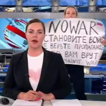 Živé vysílání ruské státní televize narušila v pondělí žena s transparentem, na němž stálo „zastavte válku“. Jak se později ukázalo, jednalo se o zaměstnankyni TV Marinu Ovsyannikovou.